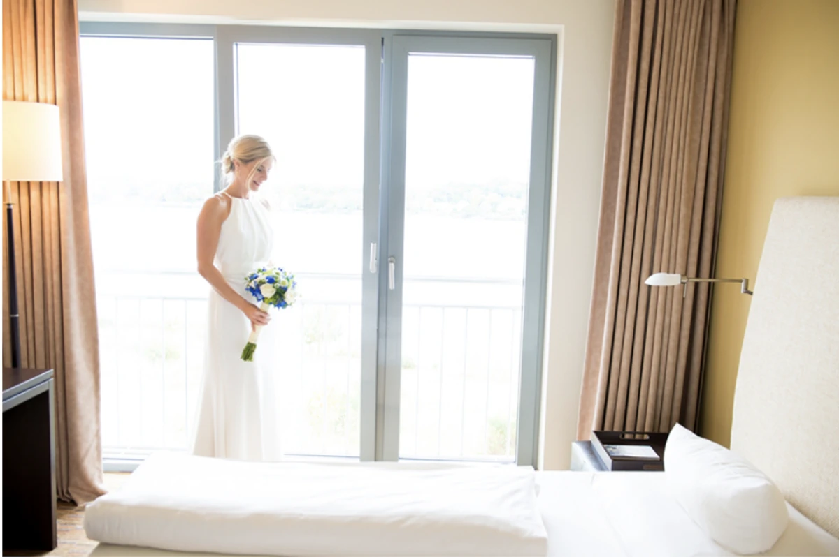 Hochzeitsfotografie Getting Ready - Braut mit Strauss im Hotel