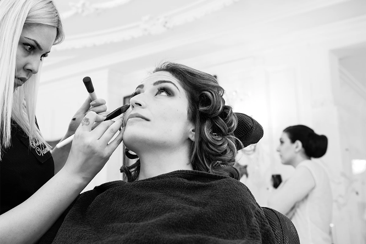 Hochzeitsfotografie Getting Ready Braut Beim Styling Villa Valentino Zuerich Schweiz
