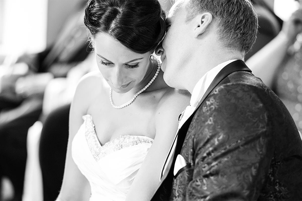 Hochzeitsfotografie Trauung Momentuafnahme Braut Mit Braeutigam Beim Fluestern Berlin